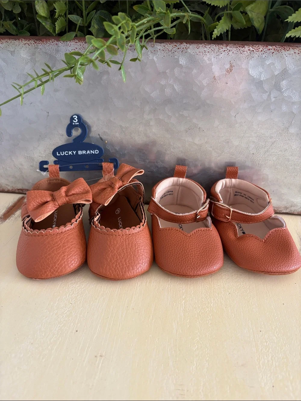 Lucky Brand Brown pebbled vegan leather baby booties shoes Size 3 6-9 months NWT